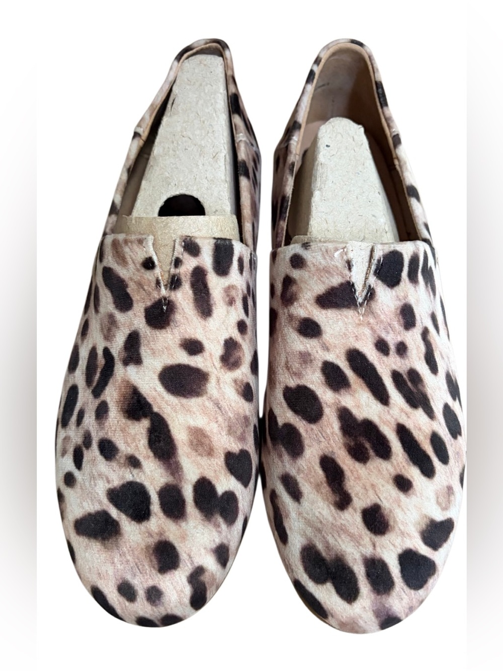 New in box B.O.C. Hailey slip-on loafers in a tan leopard fabric print size 10.